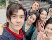 《有翡》殺青合照 趙麗穎王一博同框?qū)︾R微笑