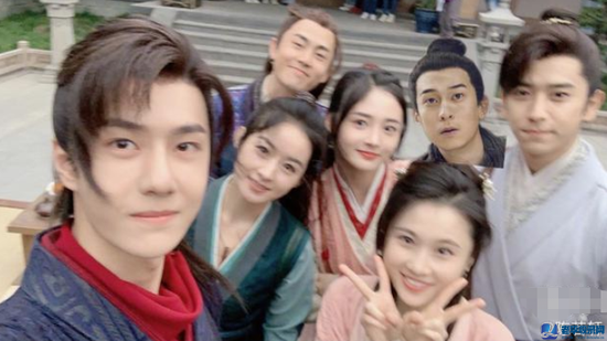 《有翡》殺青合照 趙麗穎王一博同框對鏡微笑